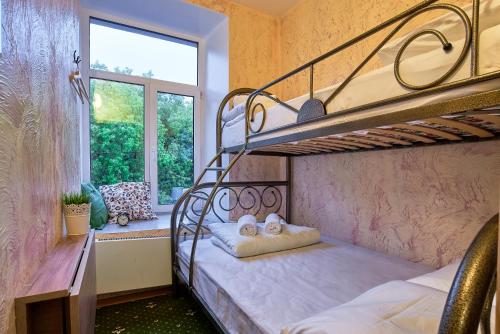 モスクワにあるウィンターフェル オン バウマンスカヤのベッドルーム1室(二段ベッド2台、窓付)が備わります。