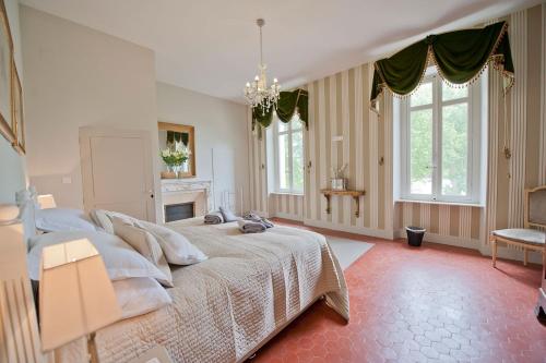 - une chambre avec un grand lit et une cheminée dans l'établissement LE MANOIR DE CANET D'AUDE, à Canet d'Aude