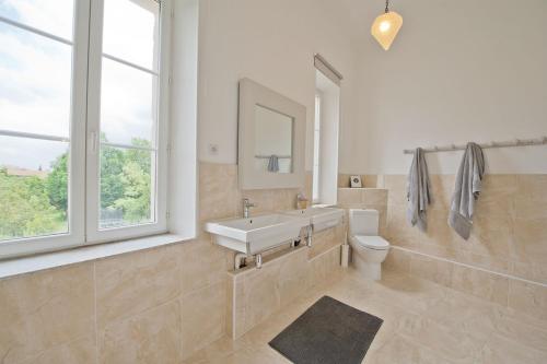 une salle de bain avec un lavabo et des toilettes dans l'établissement LE MANOIR DE CANET D'AUDE, à Canet d'Aude