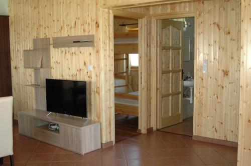 sala de estar con TV y dormitorio en Faház, en Tiszaszőlős