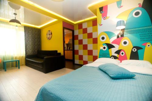 モスクワにあるKvart-Hotel Sun&Funのカラフルな壁のベッドルーム1室(青いベッド1台付)