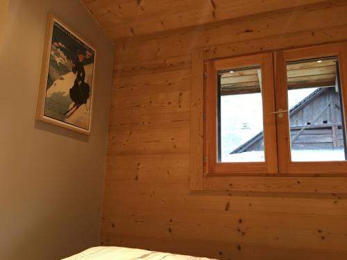 Cette chambre dispose d'une fenêtre dans une cabane en rondins. dans l'établissement La Para, à Chamonix-Mont-Blanc