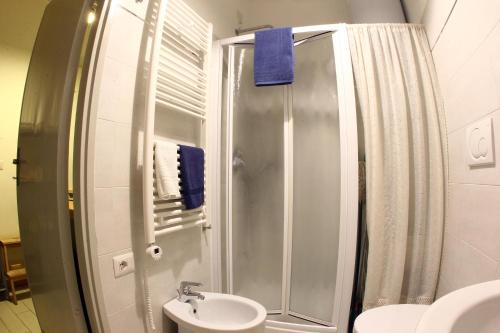 ミラノにあるLa Piece Apartmentのバスルーム(シャワー、シンク付)