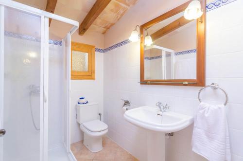リュックマヨールにあるS'Aresta Den Rumbetのバスルーム(洗面台、トイレ、鏡付)