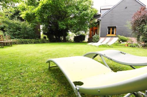 a picnic table in the yard of a house at Comme une parenthèse au coeur des hortillonnages in Amiens