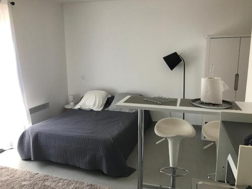 une chambre avec un lit et un bureau avec une chaise dans l'établissement Panate, à Corte
