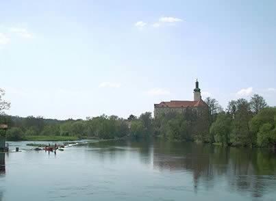 ein Fluss mit einem Gebäude in der Mitte in der Unterkunft Gasthof Hotel Rückerl in Walderbach