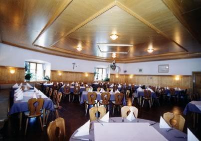 einen großen Bankettsaal mit Tischen und Stühlen darin in der Unterkunft Gasthof Hotel Rückerl in Walderbach