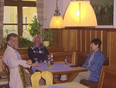 un grupo de personas sentadas en una mesa en Gasthof Hotel Rückerl, en Walderbach