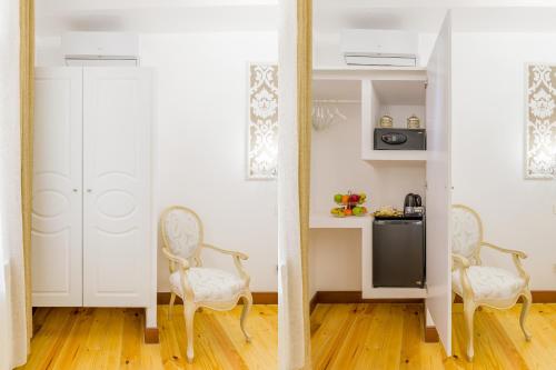 a mirror in a room with two chairs and a kitchen at Oriente Palace Apartments in Madrid