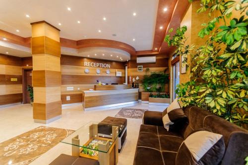 un vestíbulo de un hotel con una gran planta en Hotel Alisa, en Pavel Banya