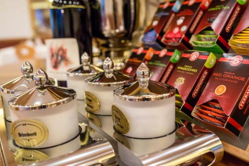 Tetera y cafetera en Hotel La Pineta