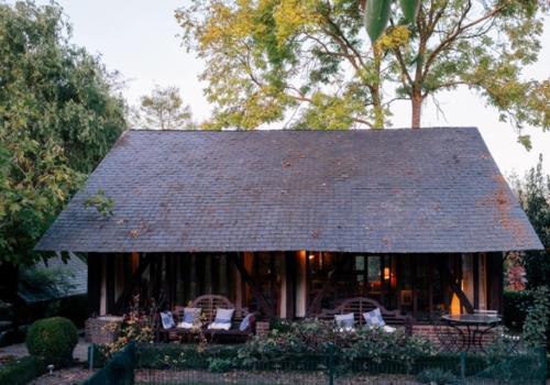 a pavilion with chairs and tables in a garden at Comme une parenthèse au coeur des hortillonnages in Amiens