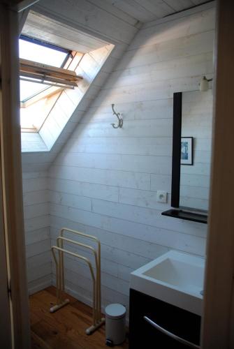 une salle de bain avec un lavabo et un miroir dans l'établissement Maison à Dinard, à Dinard