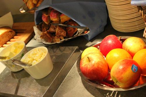 a bowl of fruit sitting on top of a counter at Aapiskukko Hotel in Pälkäne