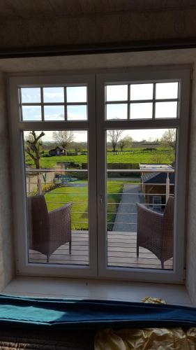 Ein Sitzbereich in der Unterkunft Luppolo vakantiehuis Westhoek
