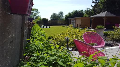 Ein Garten an der Unterkunft Luppolo vakantiehuis Westhoek