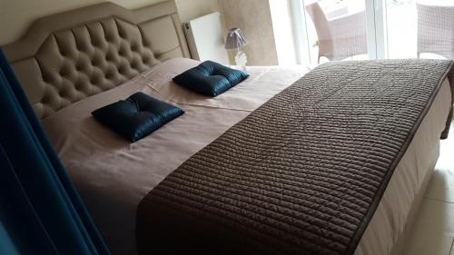 Ein Bett oder Betten in einem Zimmer der Unterkunft Luppolo vakantiehuis Westhoek