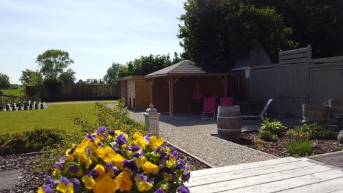 Ein Garten an der Unterkunft Luppolo vakantiehuis Westhoek