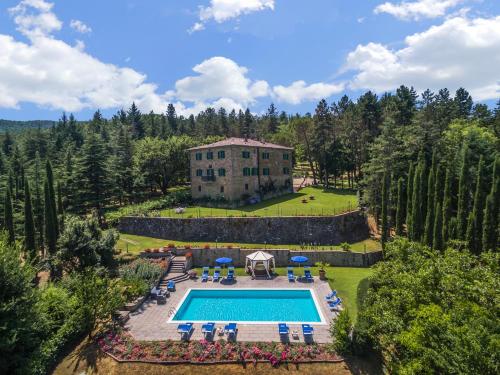 vista aerea di una casa con piscina di Palazzo Rosadi by PosarelliVillas a Monterchi