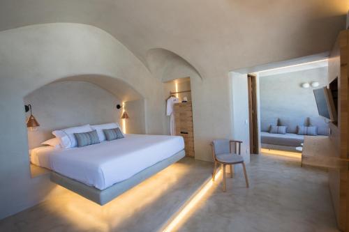 Ліжко або ліжка в номері Chic Hotel Santorini