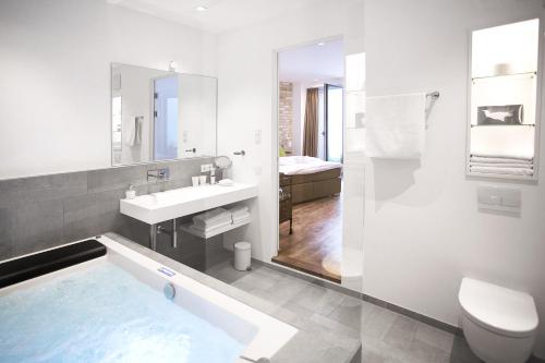 y baño con bañera, lavabo y aseo. en 1st Floor Köln 2 en Colonia