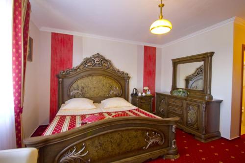 a bedroom with a large bed and a mirror at Villa Tropikana in Łeba