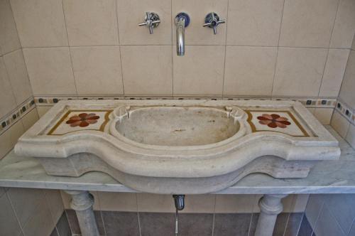a bath tub in a bathroom with a sink at Agriturismo Villa Cheti in Spigno Monferrato