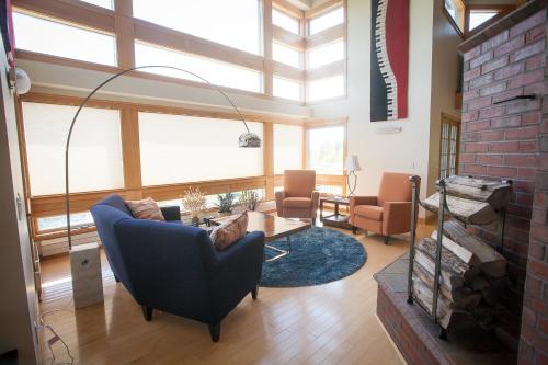 Ruang duduk di Private Family-Friendly Mountain Retreat, 30 Acres, Panoramic View, Fire Pit