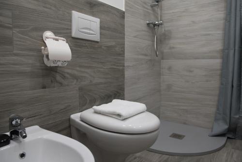 サンタ・ドメーニカにあるHotel Umbertoのバスルーム(トイレ、洗面台、シャワー付)