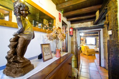 una estatua de una chica en una mesa en una habitación en Vivienda rural La Otra Casa, en Arenas de Iguña