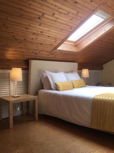 Ένα ή περισσότερα κρεβάτια σε δωμάτιο στο Populo Beach Attic