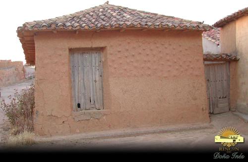 a small building with a door and a window at Hotel Rural Rincón de Doña Inés in Villanueva de la Condesa