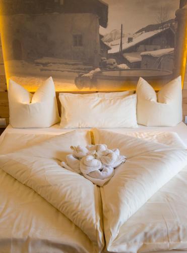 a white bed with towels on top of it at Romantica Schlössl in Fiss