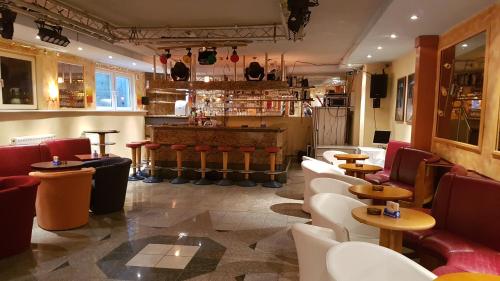 un restaurant avec des chaises et des tables ainsi qu'un bar dans l'établissement Hotel Zur Engelsburg, à Hausen-Wied