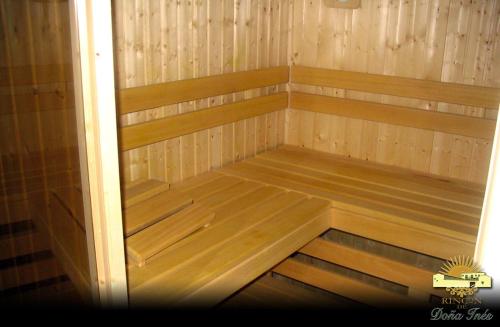 a small wooden sauna with wooden benches in it at Hotel Rural Rincón de Doña Inés in Villanueva de la Condesa