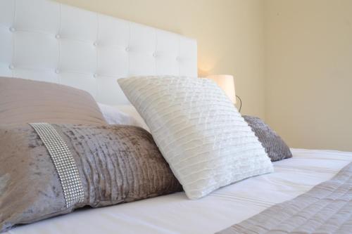 マルベーリャにあるDama de Noche Penthouse RDR110の白いベッド(枕2つ付)