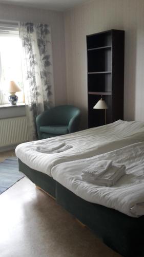 เตียงในห้องที่ Sörgårdens Logi