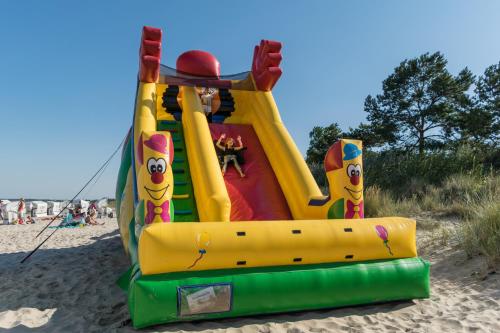a child is playing on a inflatable slide on the beach at Hotel Wald und See in Heringsdorf