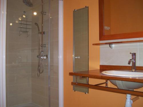 La salle de bains est pourvue d'une douche et d'un lavabo. dans l'établissement Les Rhodos, à Noirpalu