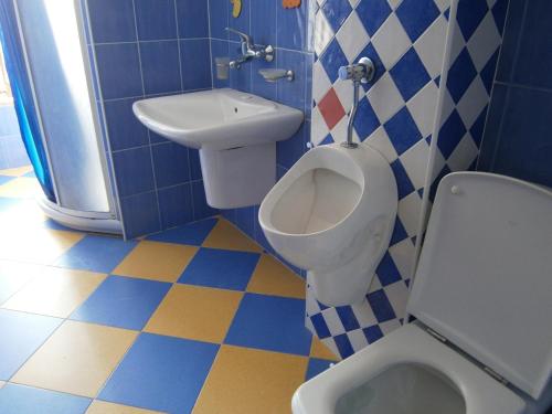 een badkamer met een toilet en een wastafel bij Apartment Apolonia 14 in Sozopol