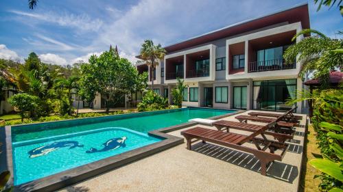 a swimming pool in the backyard of a house at Nitchanan Villa in Hinkong