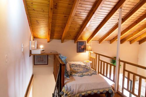 ハニア・タウンにあるDimitri s Houseの木製の天井の客室で、ベッドルーム1室(ベッド1台付)