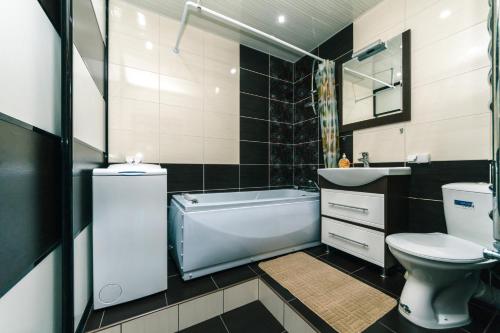 uma casa de banho com um WC, um lavatório e uma banheira em Apartment on Urlovskaya 23a em Kiev