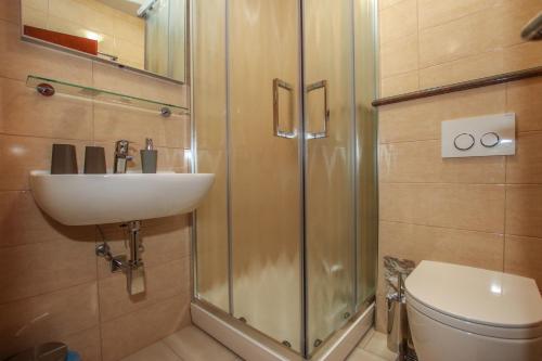 ein Badezimmer mit Waschbecken, Dusche und Toilette in der Unterkunft Guest House Katarina in Poreč