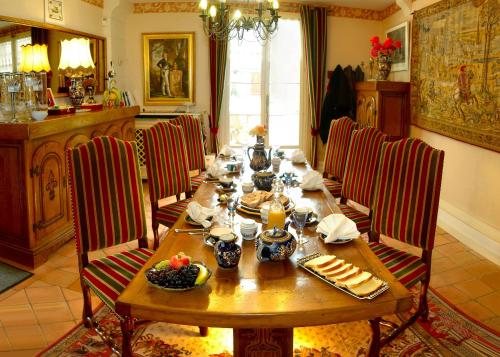 une salle à manger avec une table et des chaises en bois dans l'établissement La Maison de l'Argentier du Roy, à Loches