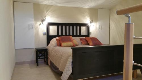een slaapkamer met een groot bed met oranje kussens bij Résidence Mart'ins in Callas