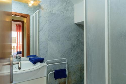 a bathroom with a tub and a sink and a mirror at Costabravaforrent Ricardell in L'Escala