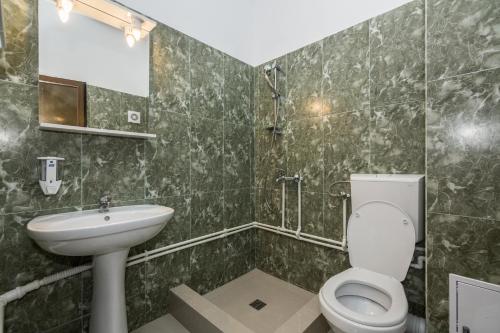 La salle de bains est pourvue de toilettes et d'un lavabo. dans l'établissement Lucas, à Costinesti