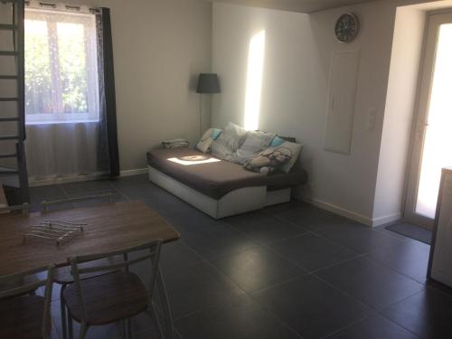 un salon avec un canapé et une table dans l'établissement Au bon logis Luberon 50m2, à Cheval-Blanc